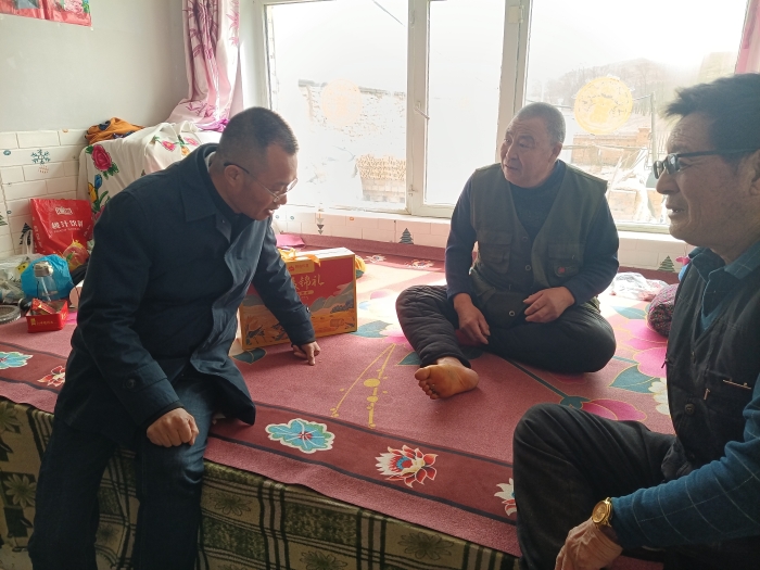 支部党员与区社驻帮扶村第一书记一起走访慰问脱贫户1
